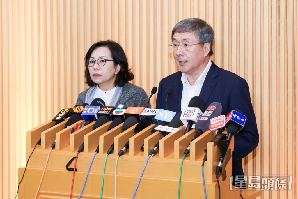 政務司副司長卓永興(右)和民政及青年事務局局長麥美娟(左)。何家豪攝 政務司副司長卓永興(右)和民政及青年事務局局長麥美娟(左)。何家豪攝