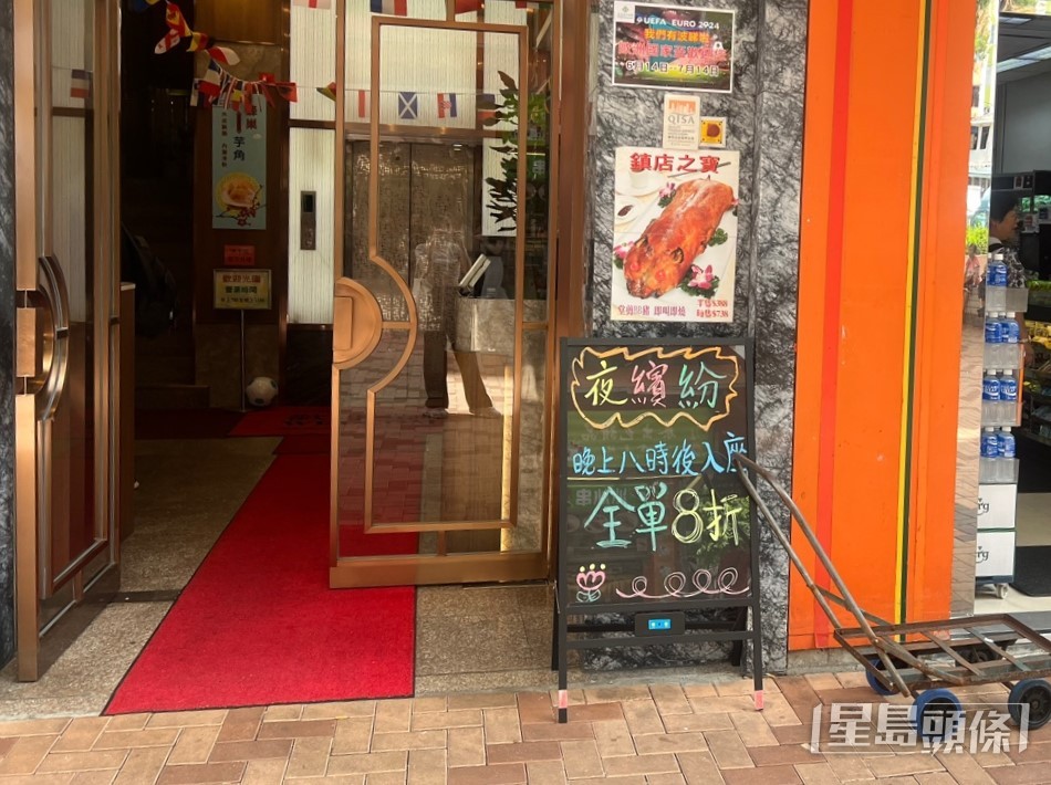 有店舖推出「夜繽紛」優惠吸客。林曉敏攝 有店舖推出「夜繽紛」優惠吸客。林曉敏攝