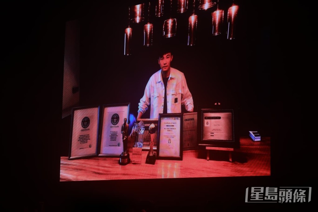 表演尾段播出甄澤權追求魔術之路的成長影片。