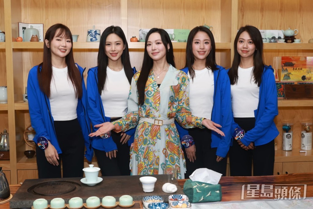 馮盈盈的組員分別有3號李澄晴(Chorie)(左起)、5號魏欣（Etherine）、9號周芳姿（Gracia）、10號陳梓穎（Cecilia）。
