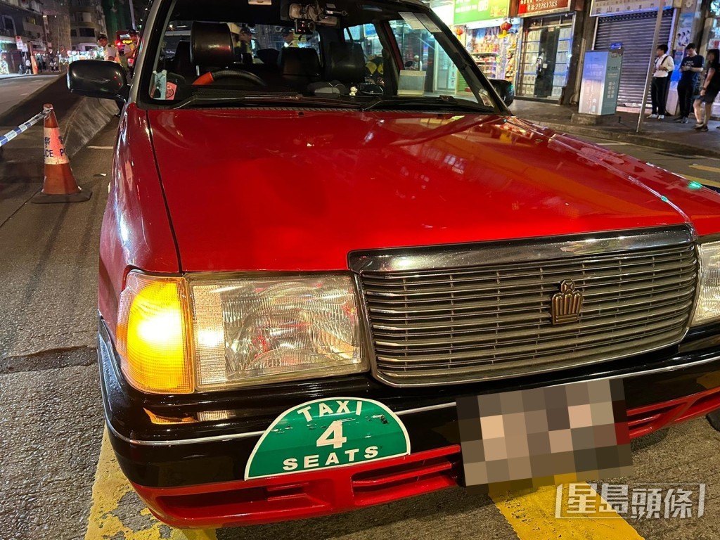 的士車頭意外撞到一名過路的中年男子。曾志恆攝