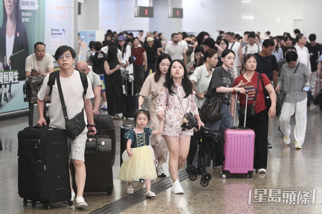 不少旅客一家大小同行。 不少旅客一家大小同行。