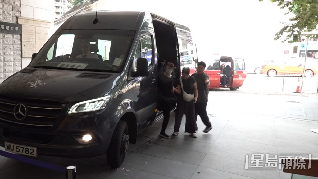 王心慰坐靈車陪伴李兆熊的靈柩到達靈堂。 王心慰坐靈車陪伴李兆熊的靈柩到達靈堂。