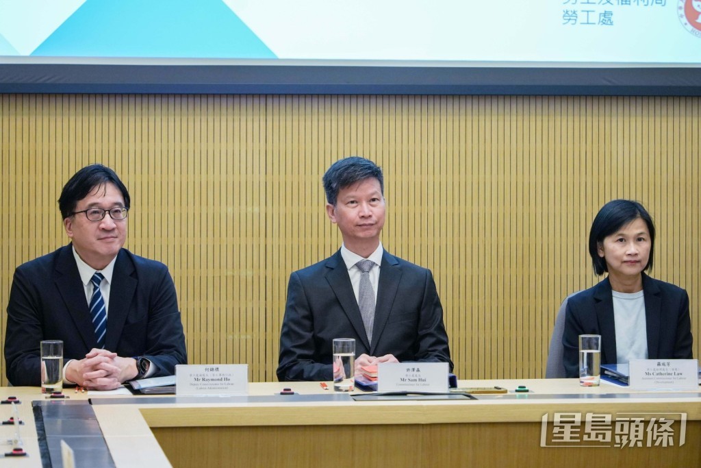 勞工處處長許澤森(中)指,獲批外勞絕大部分屬餐飲服務業,至上月已輸入4.38萬名外勞。吳艷玲攝 勞工處處長許澤森(中)指,獲批外勞絕大部分屬餐飲服務業,至上月已輸入4.38萬名外勞。吳艷玲攝