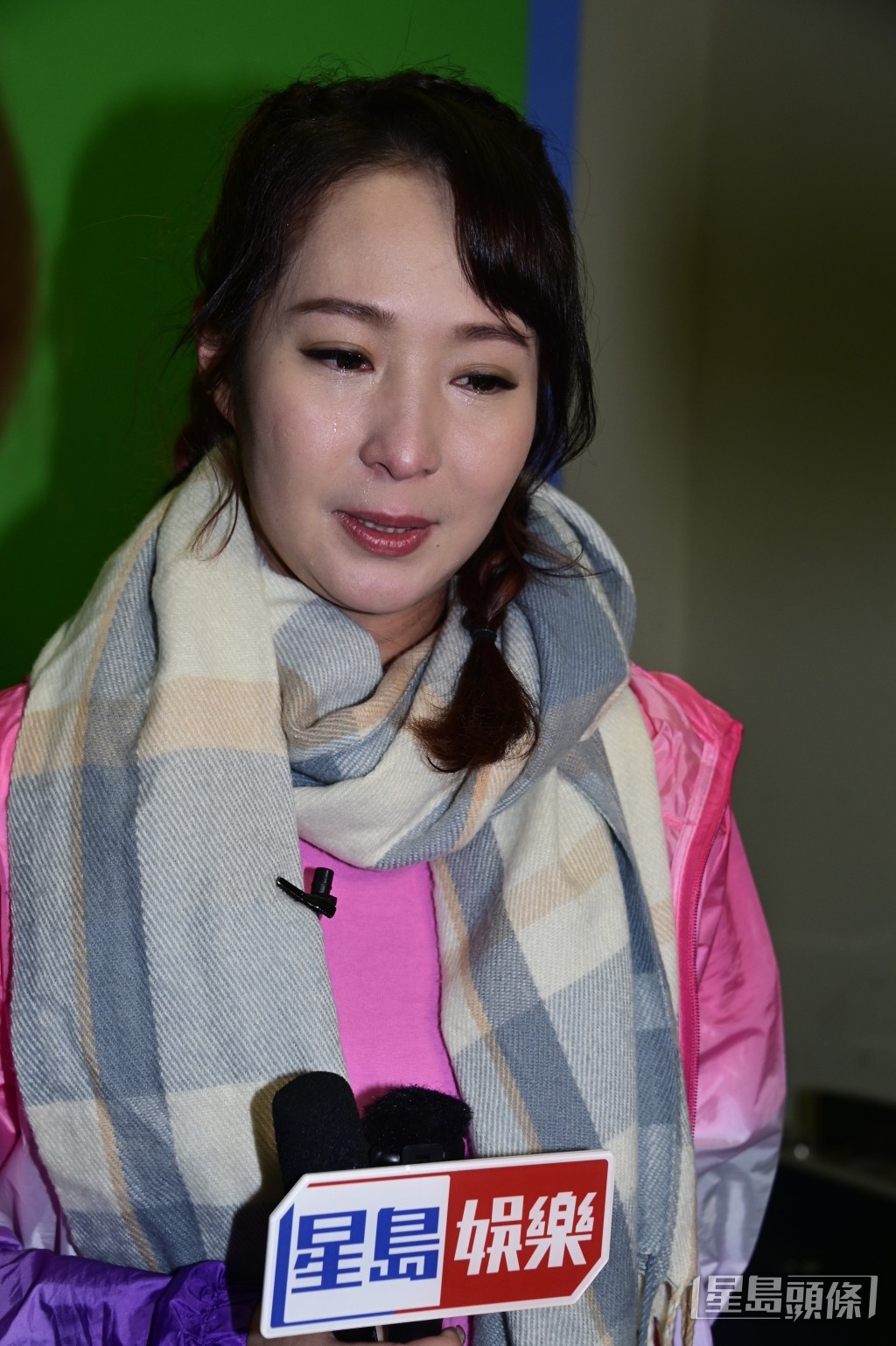阿七哽咽地說:「不講細節,他只是發小朋友脾氣,不是傷害我,只是講不理智的說話,我又不是軟弱的人,我們是硬碰硬。」 阿七哽咽地說:「不講細節,他只是發小朋友脾氣,不是傷害我,只是講不理智的說話,我又不是軟弱的人,我們是硬碰硬。」