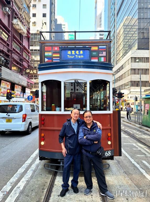 馮寶威(右)與葉煥祥在上環西港城總站話當年。 馮寶威(右)與葉煥祥在上環西港城總站話當年。