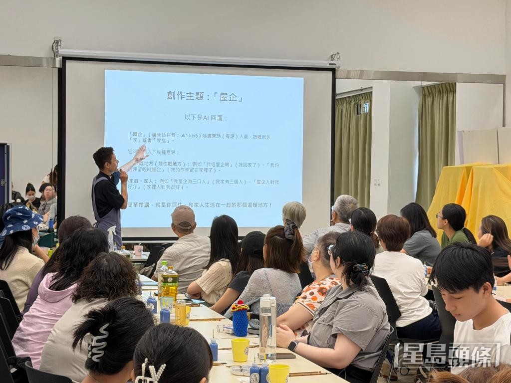 潘辉煌为参加者介绍「东寓」壁画创作计划。 受访者提供 潘辉煌为参加者介绍「东寓」壁画创作计划。 受访者提供