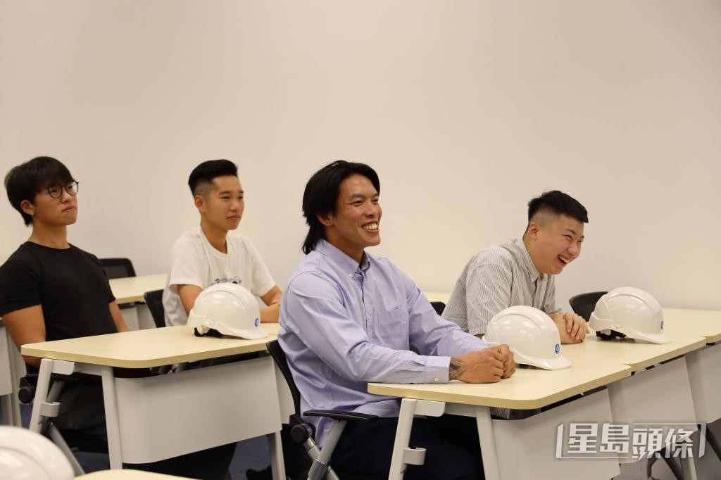 欧阳兆明(前排左一)被称为「 班长」,并组织了7至8名同学组成「温书小组」。 欧阳兆明(前排左一)被称为「 班长」,并组织了7至8名同学组成「温书小组」。