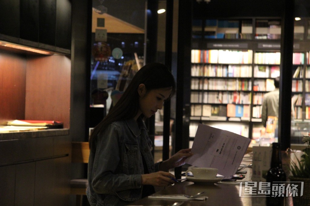 何倍倩曾被拍得在銅鑼灣誠品書店買參考書，然後再到咖啡室做功課。