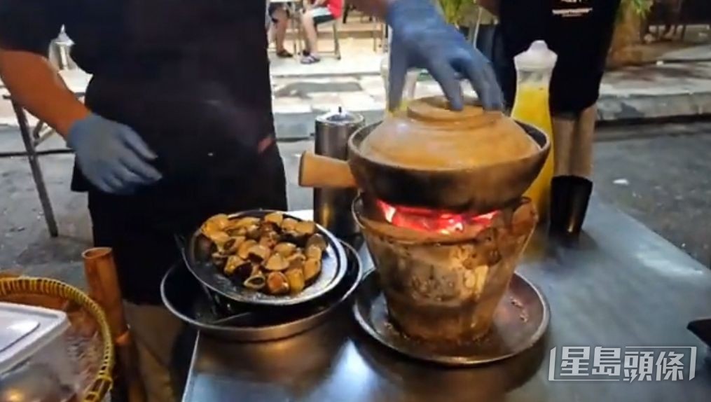 潘紹聰、黃和興喺甲洞食炭火邊爐，用炒蜆及上湯做鍋底。