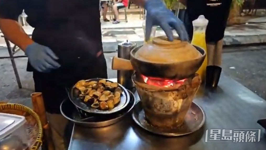 潘紹聰、黃和興喺甲洞食炭火邊爐,用炒蜆及上湯做鍋底。 潘紹聰、黃和興喺甲洞食炭火邊爐,用炒蜆及上湯做鍋底。