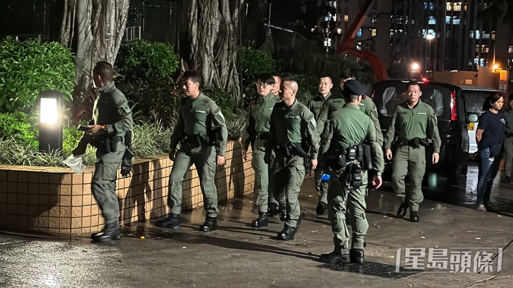 搜救人員冒雨上獅子山尋找郭靄筠。 搜救人員冒雨上獅子山尋找郭靄筠。