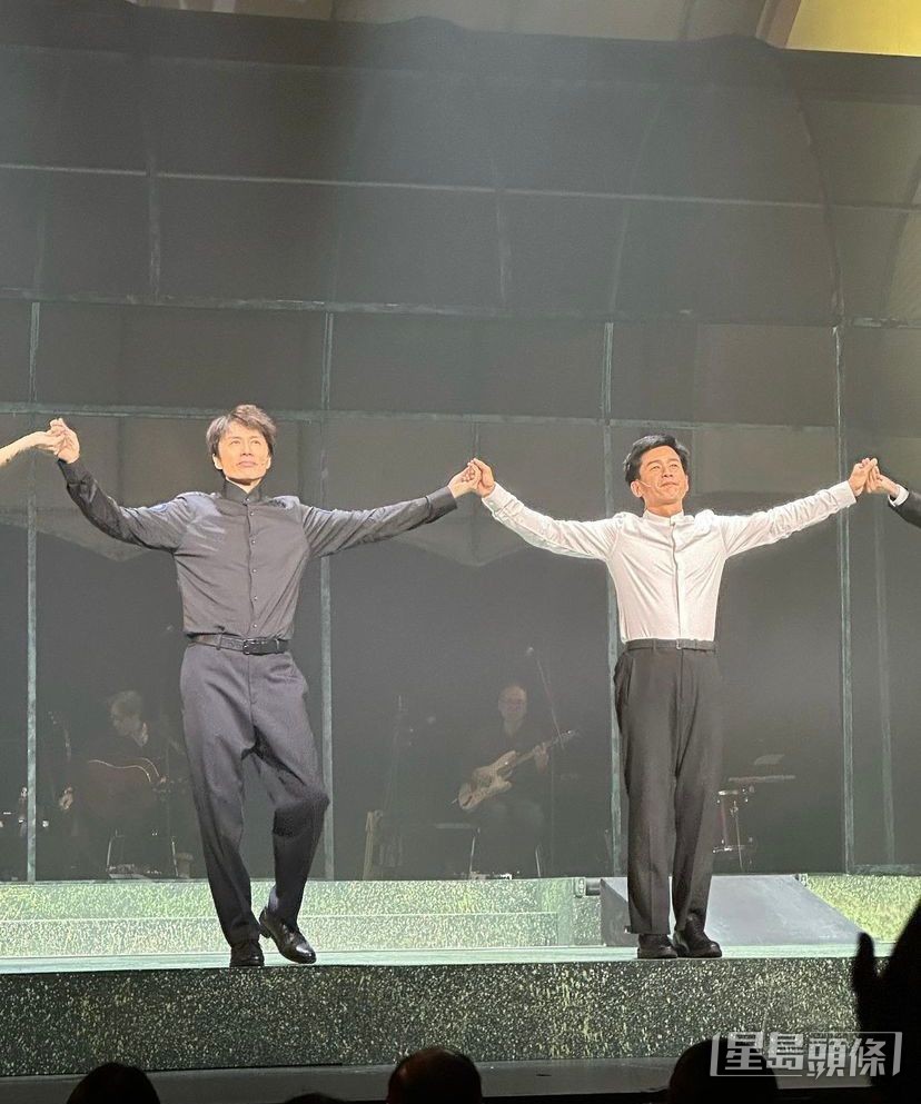 黄子华与林海峰（右）去年合演49场舞台剧《爱我别走》。