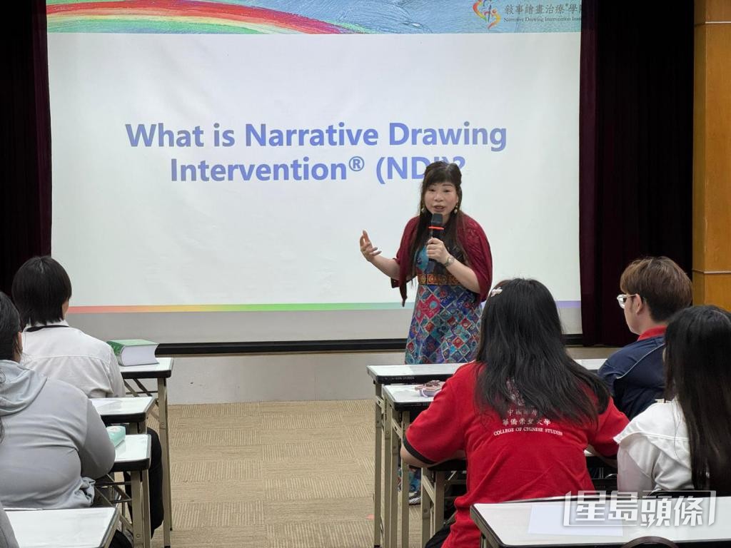 本月初,黃曉紅到泰國推廣敘事繪畫治療法。 受訪者提供 本月初,黃曉紅到泰國推廣敘事繪畫治療法。 受訪者提供