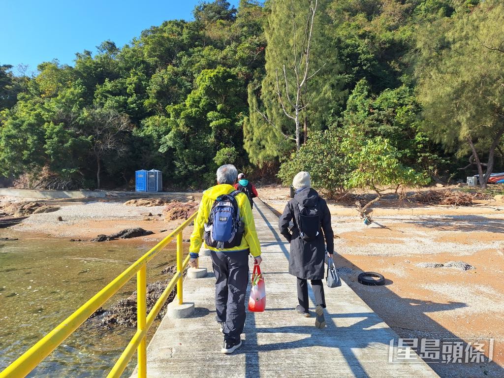 温華容與義工從沙頭角乘船入村。