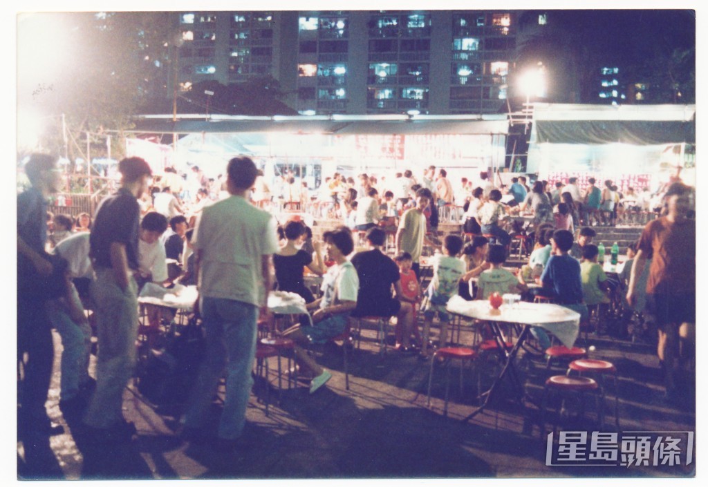 冬菇亭熟食亭甚受居民的歡迎,攝氏三十度炎熱天氣下,也寧願光顧露天食肆。1992年攝 冬菇亭熟食亭甚受居民的歡迎,攝氏三十度炎熱天氣下,也寧願光顧露天食肆。1992年攝