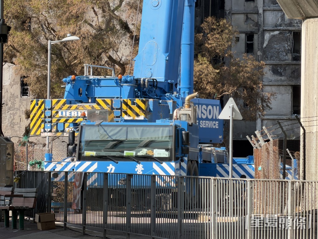 大型工程吊臂車停泊在宏昌閣對開元州仔里。梁國峰攝 大型工程吊臂車停泊在宏昌閣對開元州仔里。梁國峰攝