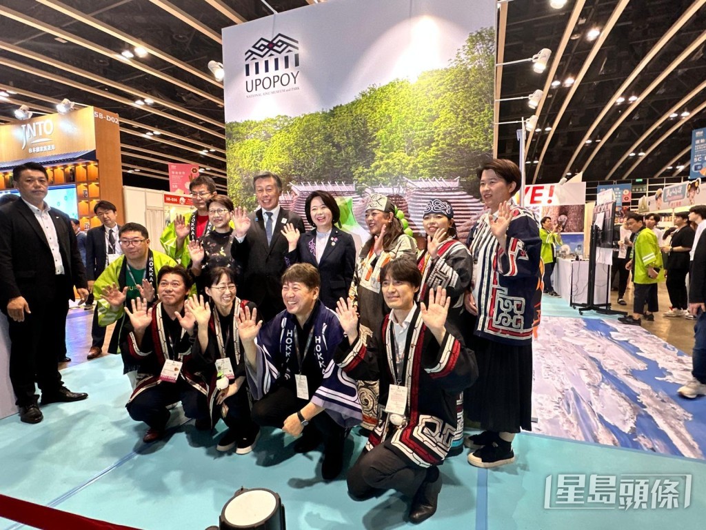 自見英子參觀北海道攤位。黃鈺鈞攝