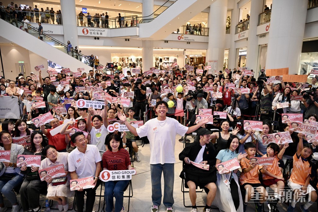 黃澤林與現場觀眾親切互動,包括擊掌、接受打氣祝福及與粉絲合影留念等,現場歡呼聲不斷,氣氛熱鬧。 黃澤林與現場觀眾親切互動,包括擊掌、接受打氣祝福及與粉絲合影留念等,現場歡呼聲不斷,氣氛熱鬧。