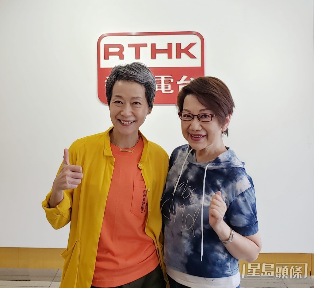 同是港台DJ的車淑梅（右）則在fb貼出舊照發文悼念。