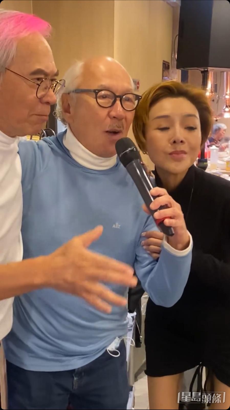 另一段影片中，李龍基則與90年代性感女星葉子楣（右）、久未露面的74歲陳國新（中）合唱。