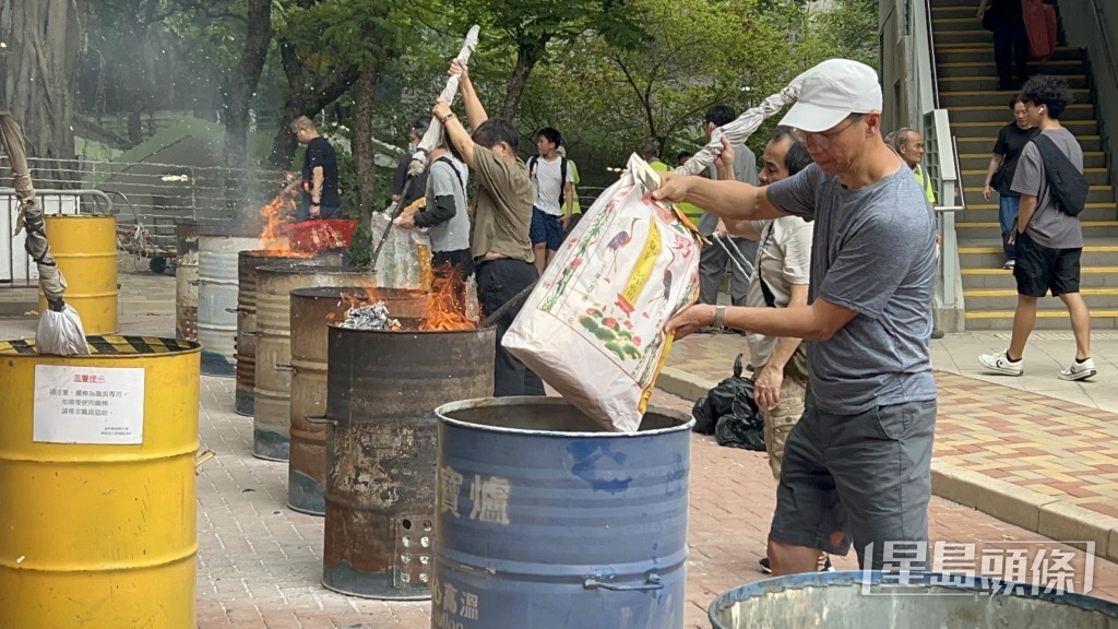 市民會於路邊焚燒紙衣及紙錢,藉此向流連街上的遊魂野鬼施食。 市民會於路邊焚燒紙衣及紙錢,藉此向流連街上的遊魂野鬼施食。