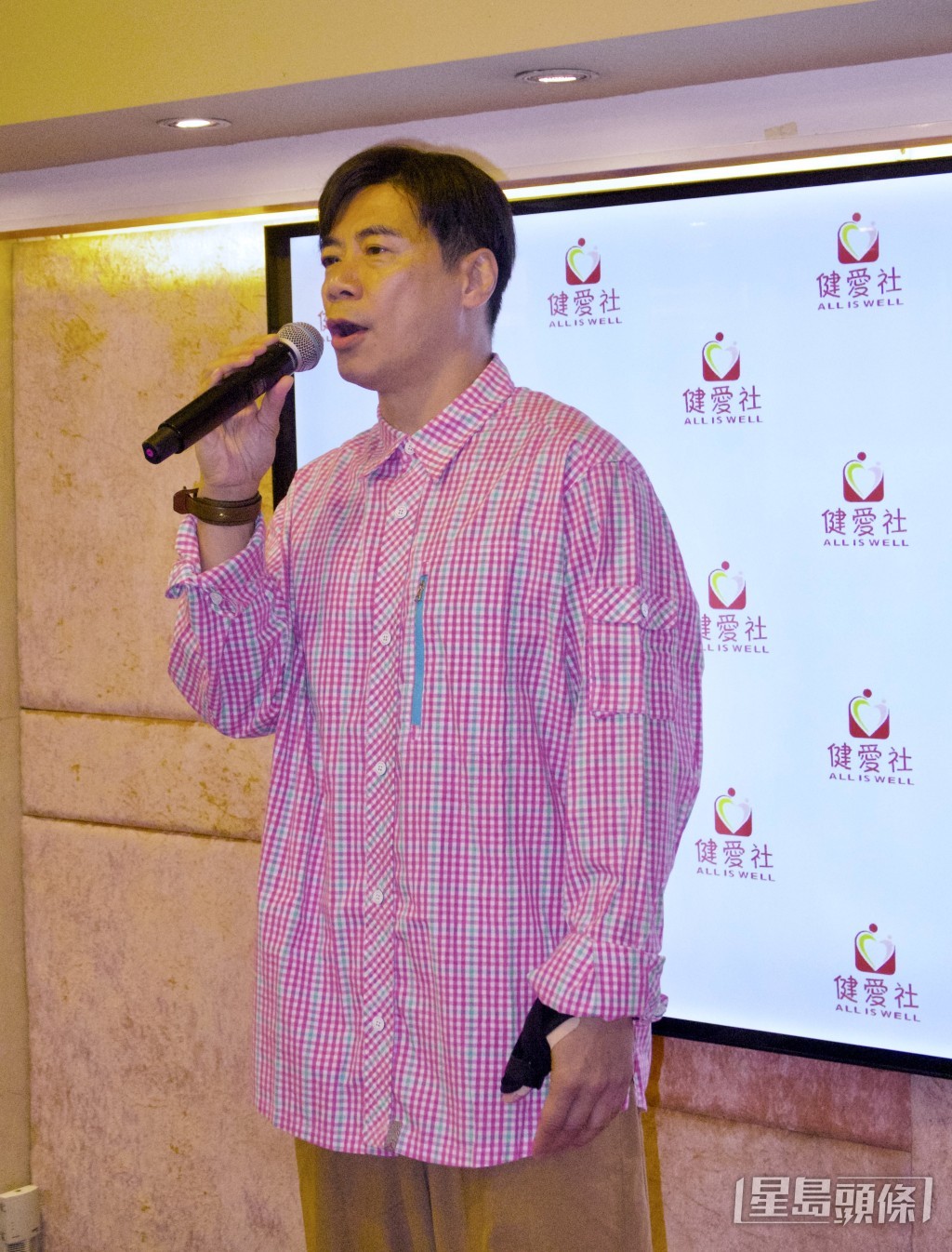 崔錦棠 (Andy) 左手仍然未痊愈。 崔錦棠 (Andy) 左手仍然未痊愈。 