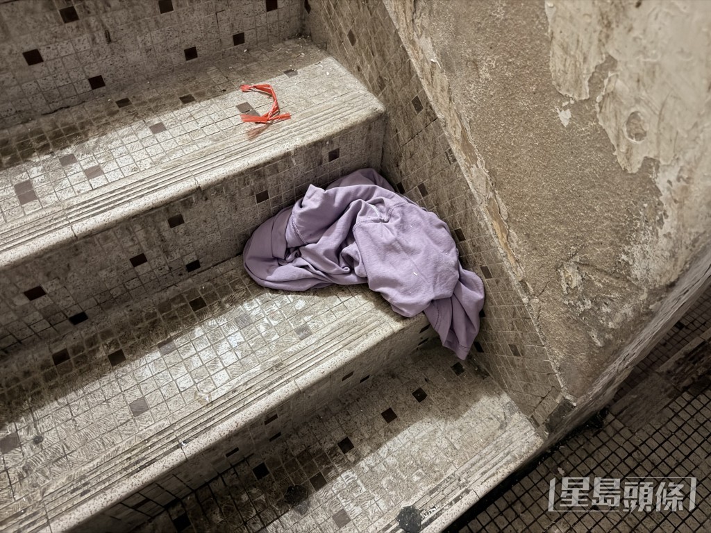 现垾遗下衣物。 现垾遗下衣物。