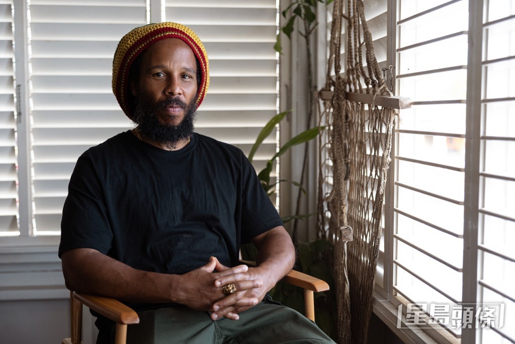 擔任監製的Ziggy Marley好緊張,每日一早到達拍攝現場準備。 擔任監製的Ziggy Marley好緊張,每日一早到達拍攝現場準備。