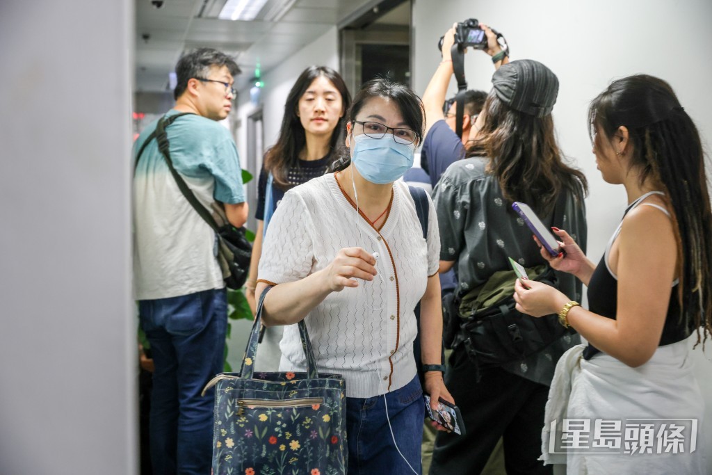 數十名景樂集團工友到長沙灣政府合署勞工處辦事處求助。何家豪攝 數十名景樂集團工友到長沙灣政府合署勞工處辦事處求助。何家豪攝