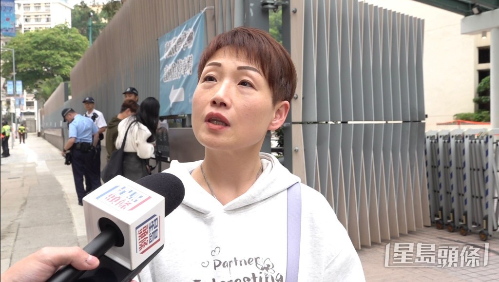 謝小姐表示,雖今日無需當值,但在專屬票站投票仍較方便。 謝小姐表示,雖今日無需當值,但在專屬票站投票仍較方便。