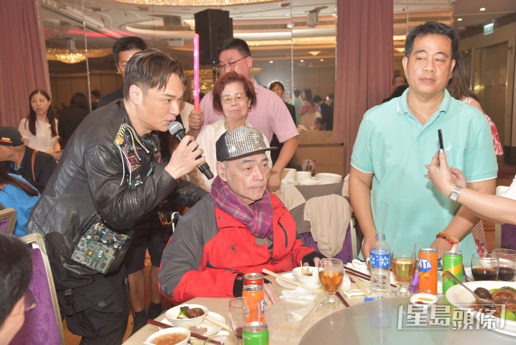 方俊落台和偉文打招呼。 方俊落台和偉文打招呼。