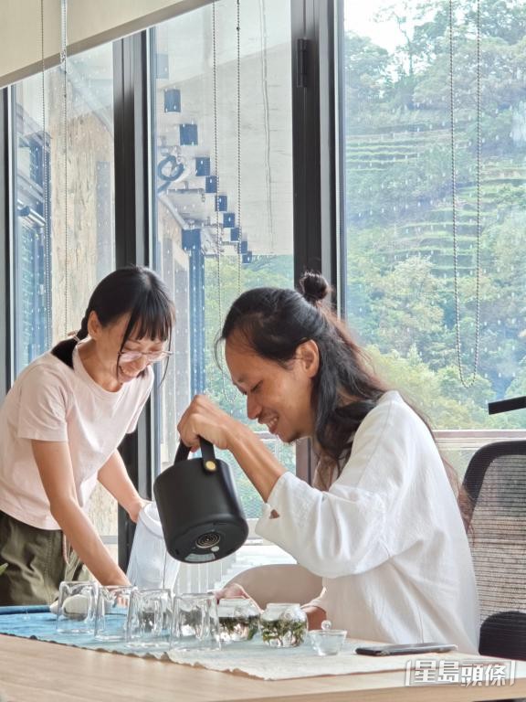 李天安（右）习茶修身，成为国家高级茶艺师。 受访者提供 