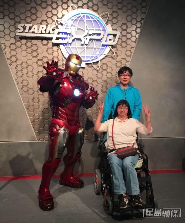 陳淑賢曾以電動輪椅代步，期間丈夫陪她到主題樂園遊玩。受訪者提供