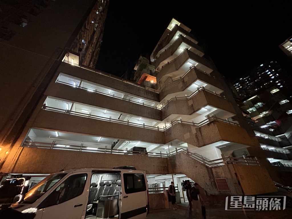 現場為樂華北邨停車場，鄰近民居。