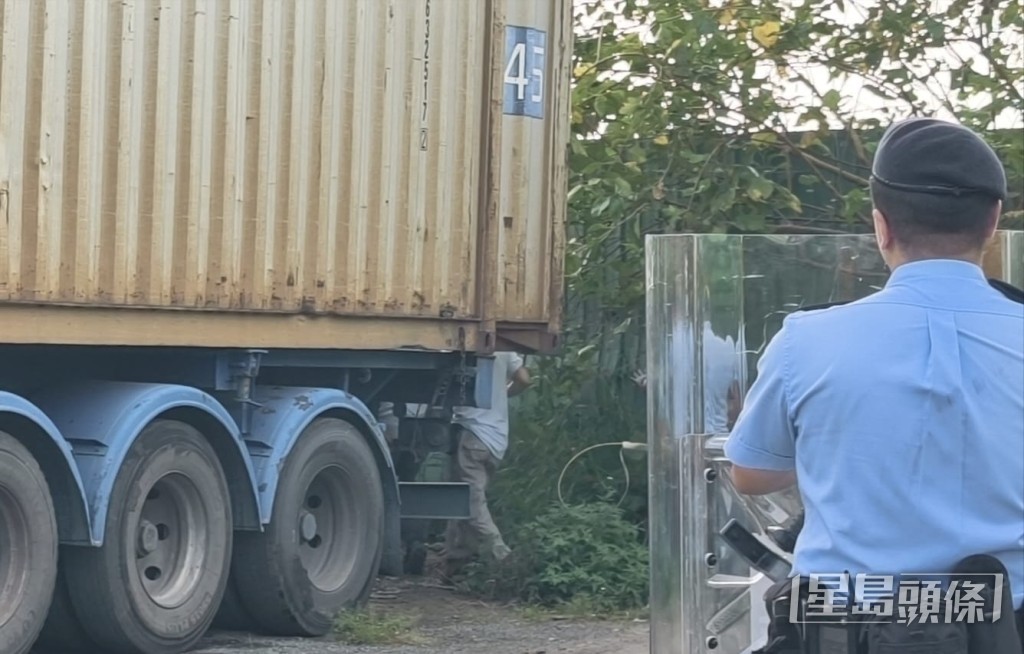 警員及漁護署人員試圖捕捉,但最終黑狗逃去。 警員及漁護署人員試圖捕捉,但最終黑狗逃去。