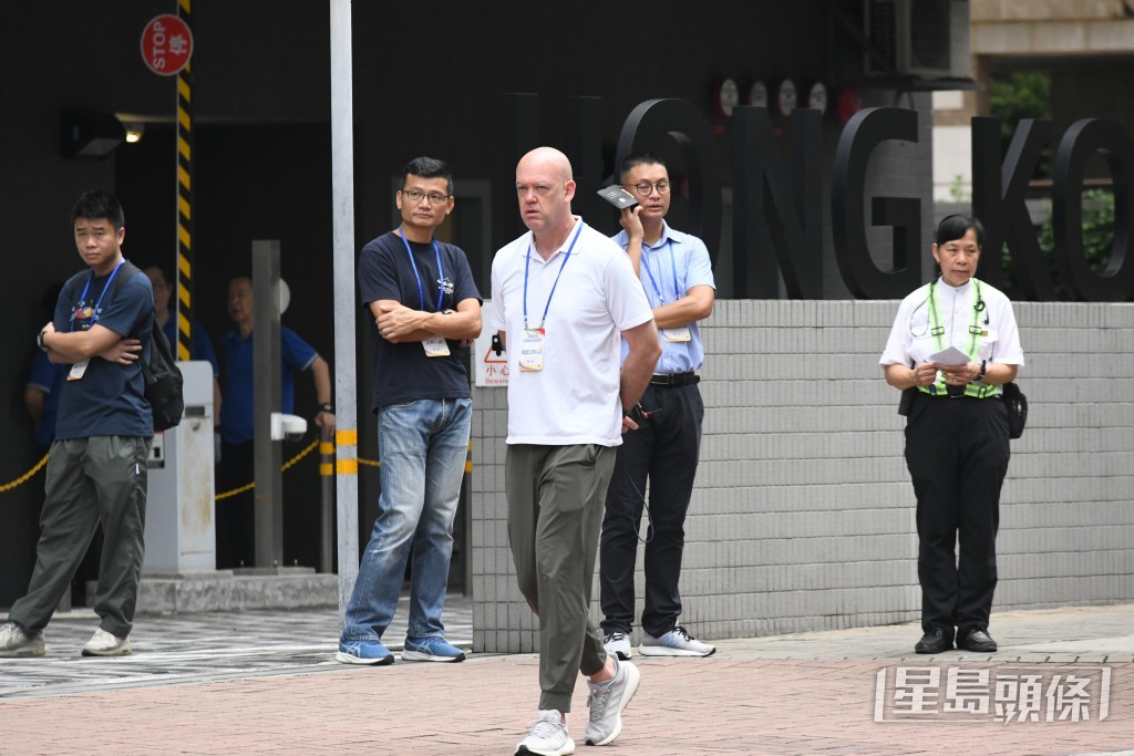 政府工作人員在場協助。何健勇攝