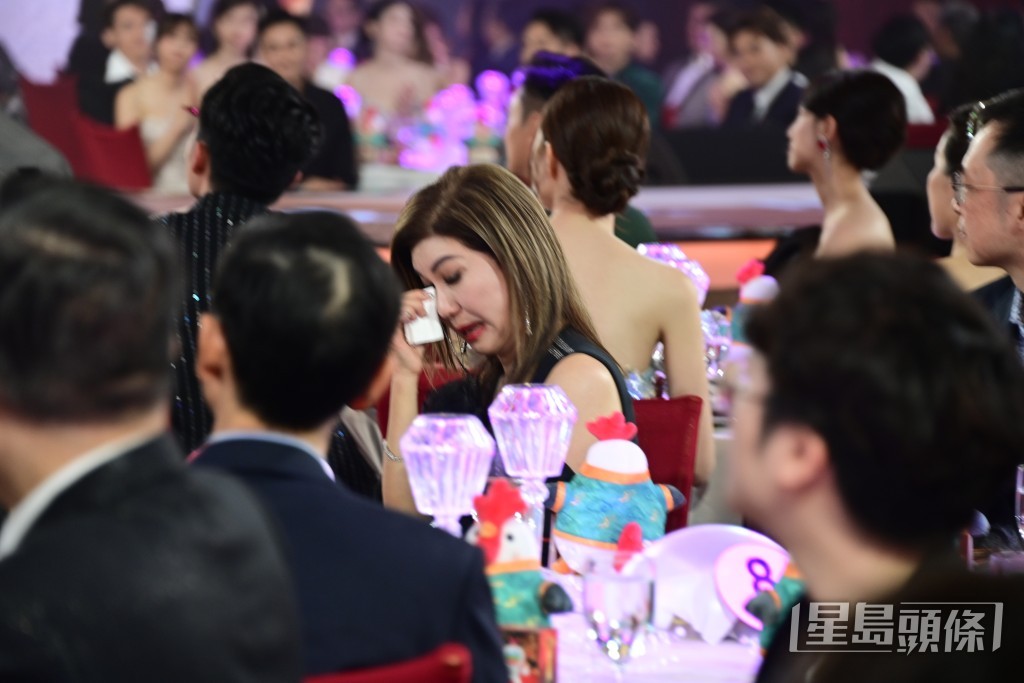 TVB高層樂易玲睇到眼濕濕，仲要用紙巾抹眼淚。