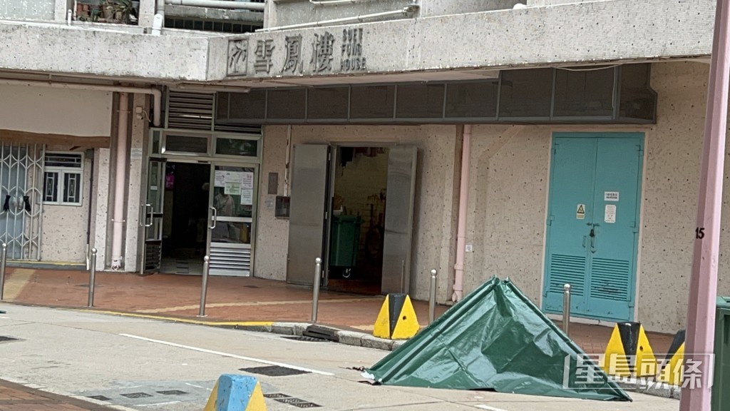 遺體由帳篷遮蓋。楊偉亨攝