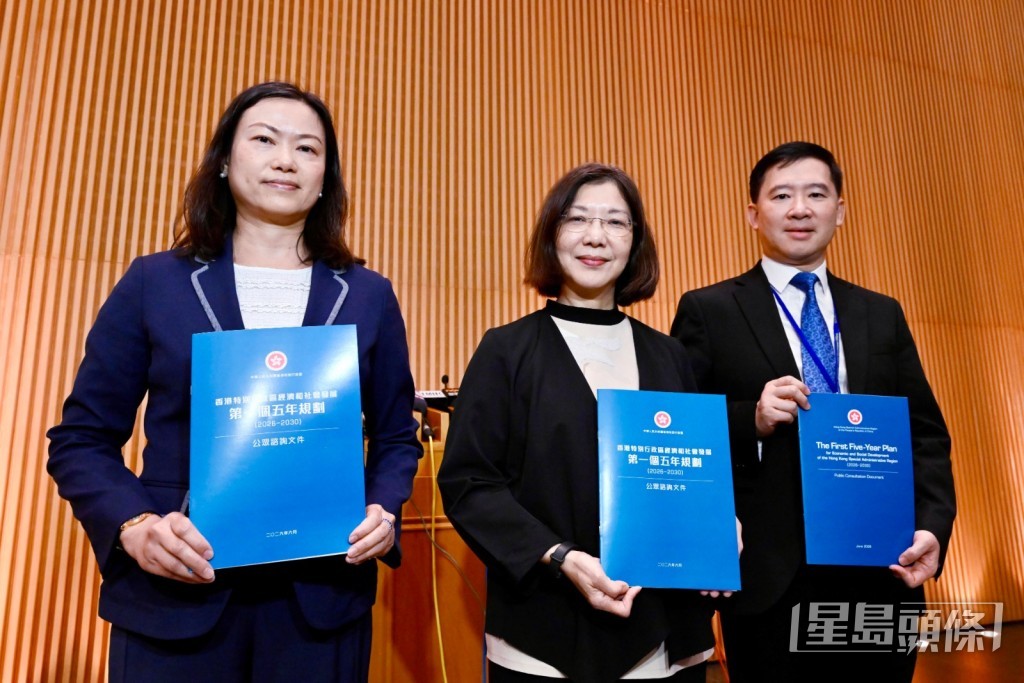 謝小華指出五年規劃、施政報告與財政預算案三者相輔相成。 謝小華指出五年規劃、施政報告與財政預算案三者相輔相成。