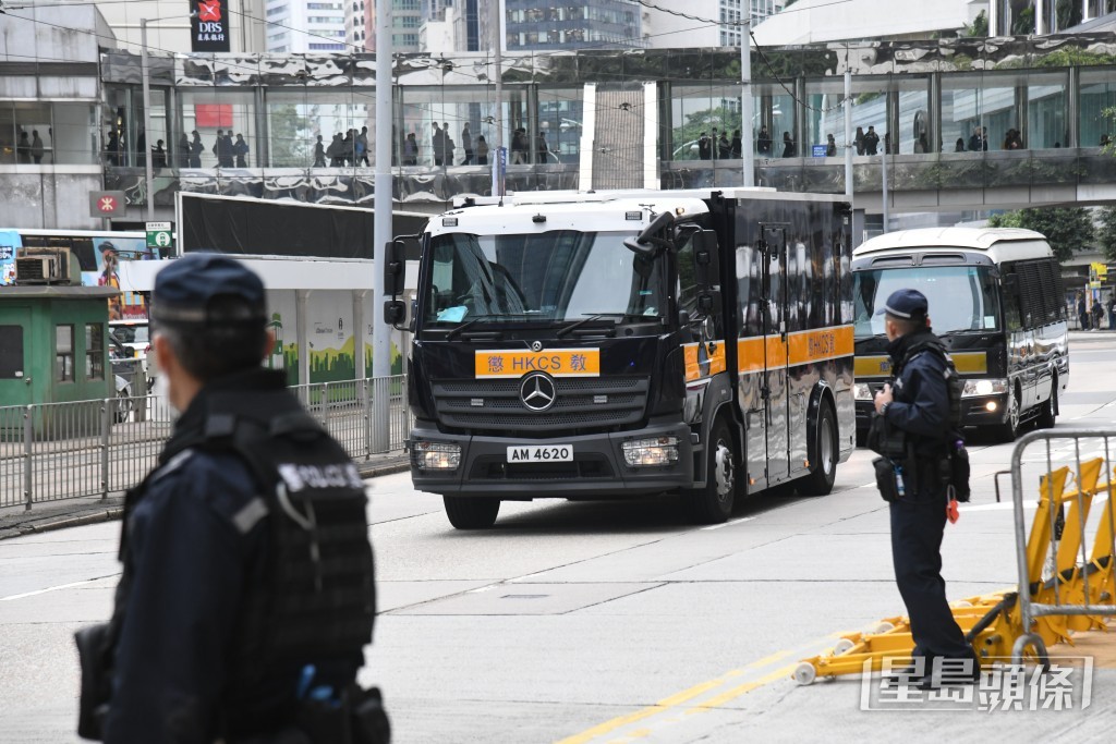 黎智英乘坐囚車到達法庭，警方一早在場佈防。何健勇攝