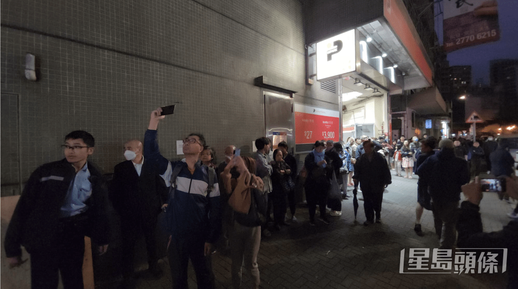 現場有大批市民圍觀。黎志偉攝 現場有大批市民圍觀。黎志偉攝