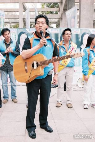 蘇錦樑生前喜歡古典樂、爵士樂，彈結，區選期間，他更站到台前為一眾參選黨員拉票。資料圖片