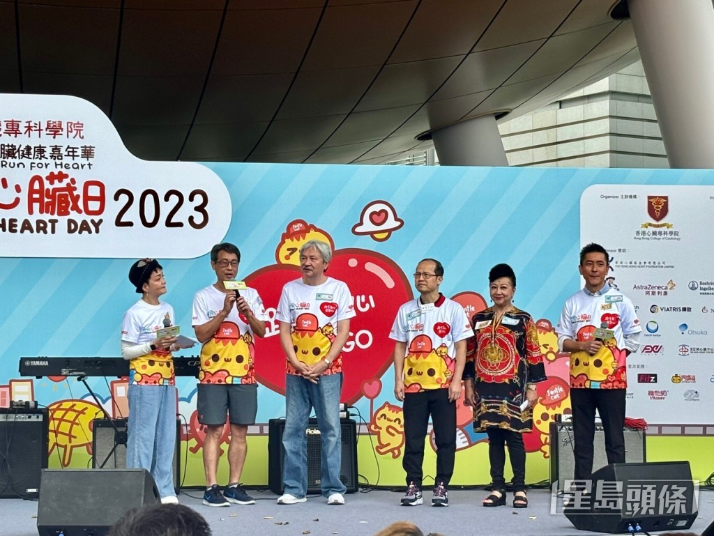 左起︰梁達智（左二）、曾俊華（左三）、陳偉光（左四） 、薛家燕（左五）。郭穎彤攝