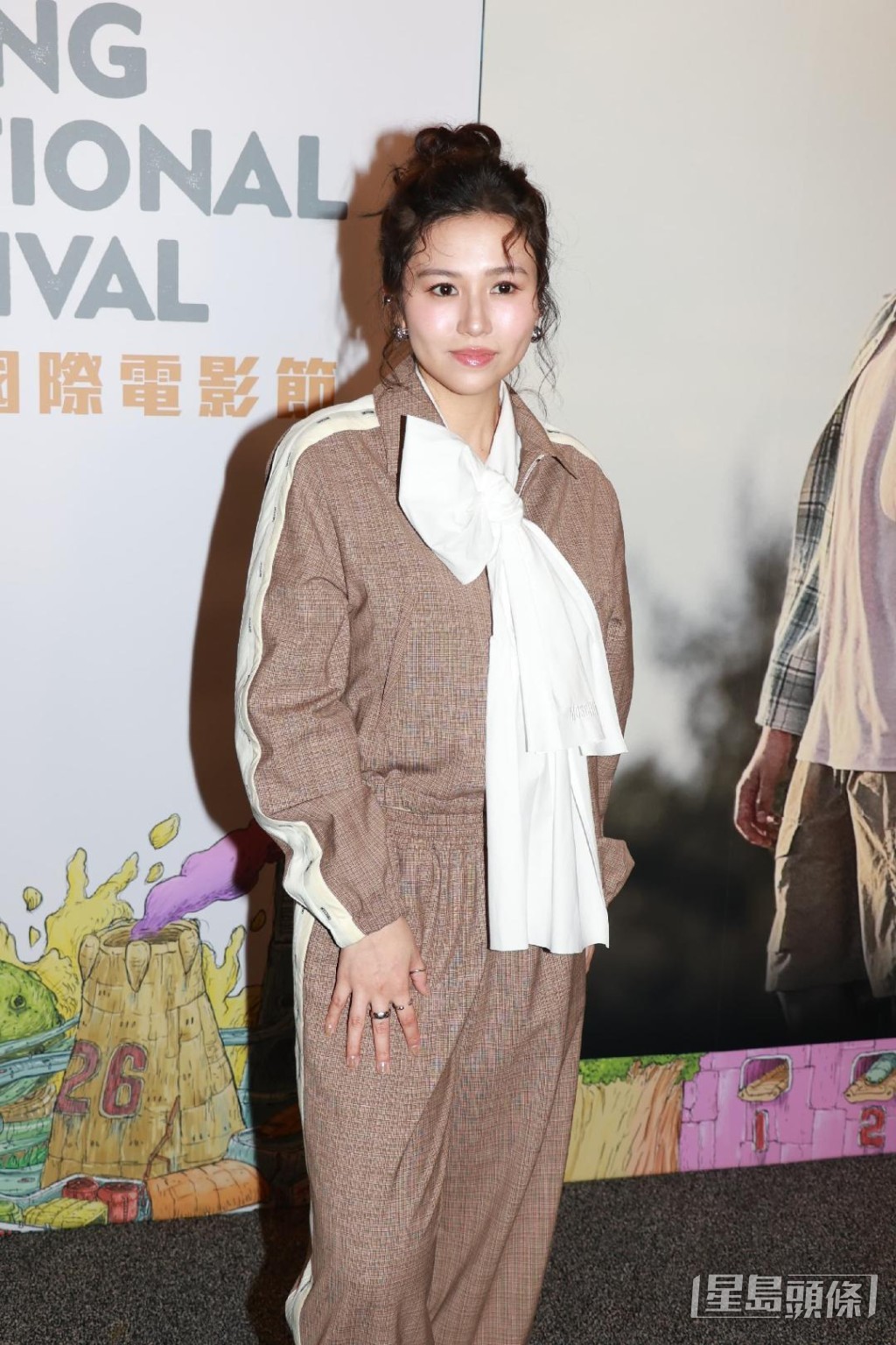 楊偲泳昨晚出席主演的愛情電影《廚師發辦》在「 第五十屆香港國際電影節」首映。