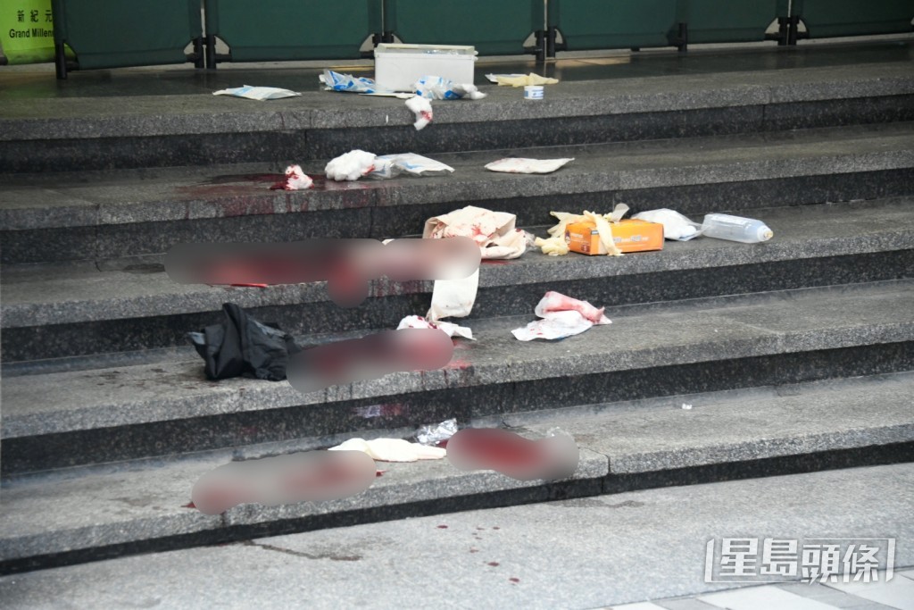 樓梯位置遺下大灘血迹。楊偉亨攝 樓梯位置遺下大灘血迹。楊偉亨攝