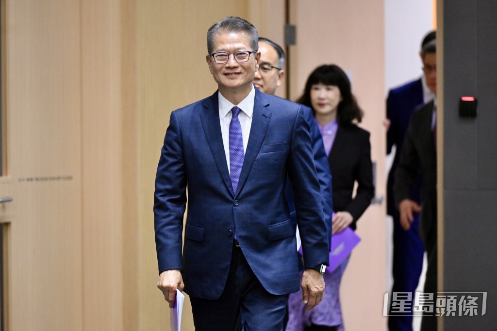 陳茂波表示,新一份預算案所涉及的派糖金額接近220億元,較去年多1.8倍。劉駿軒攝 陳茂波表示,新一份預算案所涉及的派糖金額接近220億元,較去年多1.8倍。劉駿軒攝