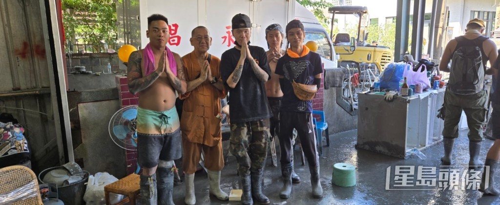 法戒去年到台湾花莲参加雨灾后的清理工作。