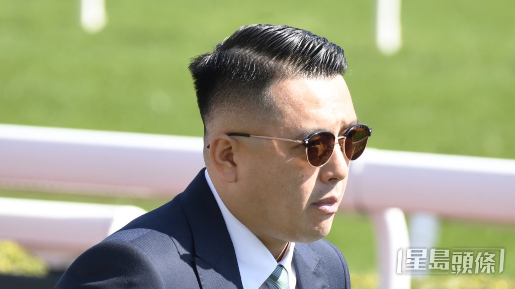 今朝「鼓浪高升」操練之後，伍鵬志到馬房閘口等馬充滿睇頭。