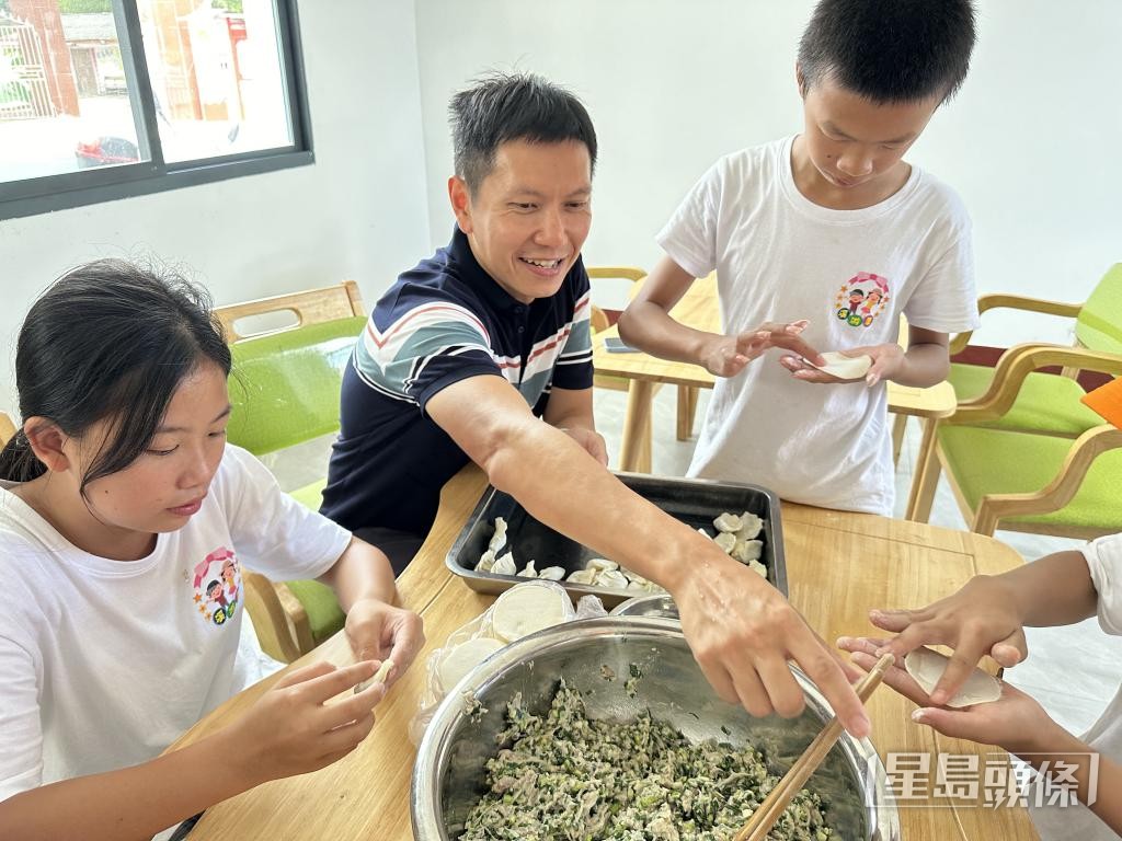 方卓祺格外珍惜前線探訪，希望回應孩子的需要。 受訪者提供